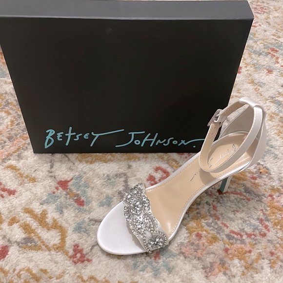 Betsey Johnson Ivory Satin wedding heel- size 8 - Picture 6 of 6